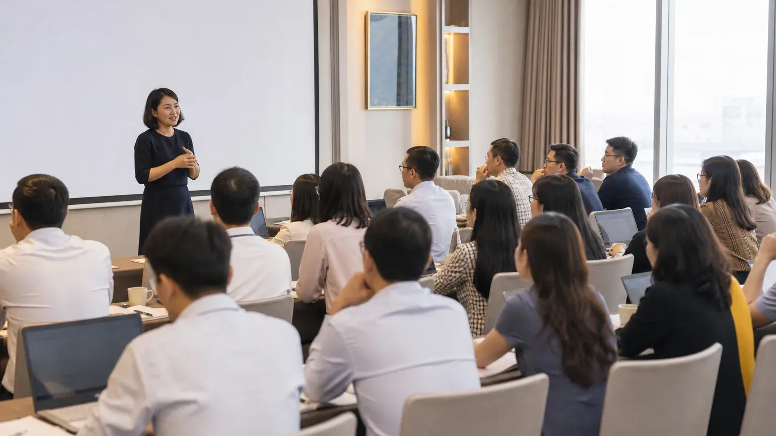 Lớp đào tạo SmartMedia Academy đông người, giảng viên đứng trước màn hình