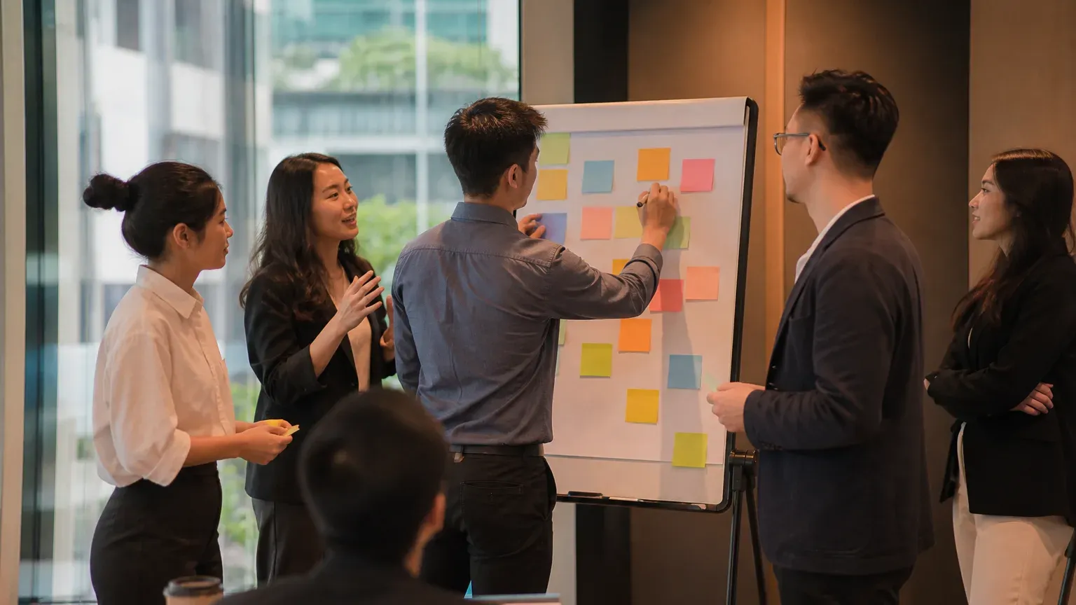 Nhóm học viên Smart Workshop thảo luận quanh bảng giấy lật